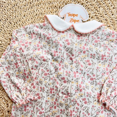 Macacão Anarruga com Gola Picueta - Florzinhas - Off White e Rose Macacão Anarruga com Gola Picueta - Florzinhas - Off White e Rose